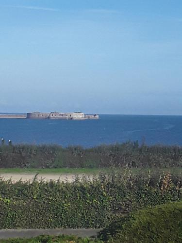 Grande maison vue sur mer