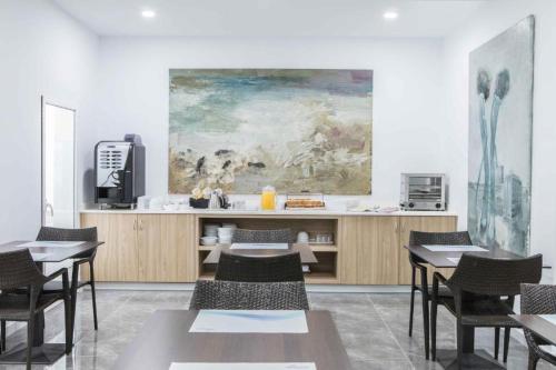 ผับ/เลาจน์, โอสตัล กาลมา (Hostal Calma) in อัลกูเดีย