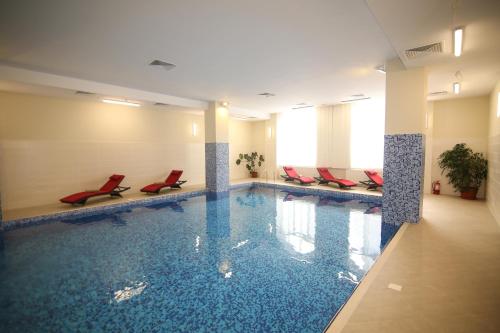 Басейн, Hotel Carmen in Предял