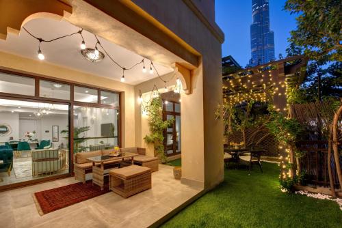 Durrani Homes - Arabian luxury at Souk Al Bahar besides Burj Khalifa & Dubai Mall, Дубай