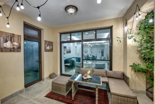 Durrani Homes - Arabian luxury at Souk Al Bahar besides Burj Khalifa & Dubai Mall, Dubaj (fotografie 9)