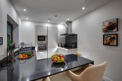 Durrani Homes - Arabian luxury at Souk Al Bahar besides Burj Khalifa & Dubai Mall, Dubaj (fotografie 11)