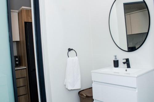 Entire modern apartment near Mall of Africa