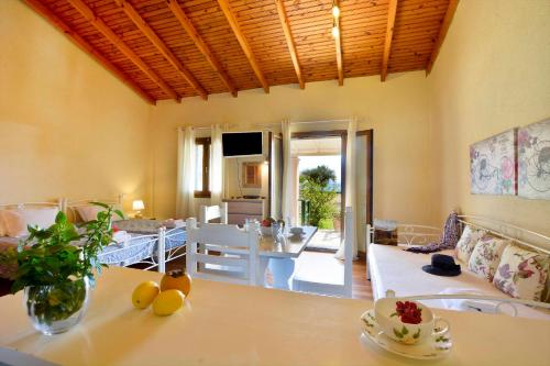 Renata Rooms & Studios - Beachfront, Large Garden & Free Parking 4