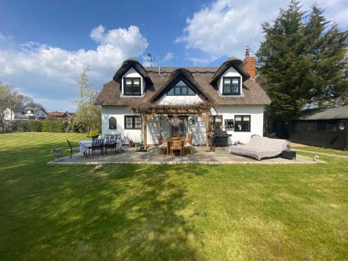 Windsor Ascot Bracknell Beautiful Thatched Cottage - Warfield