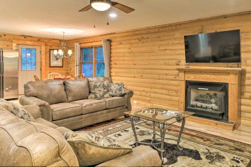 Cedar Mountain Log Cabin 4 Mi DuPont State Forest in Cedar Mountain, USA