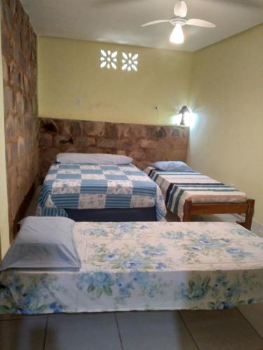 1 queen bed, 2 twin beds