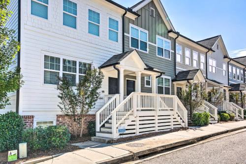 Atlanta Townhome with Deck about 6 Mi to Downtown! in East Atlanta