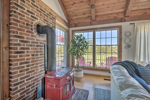 Lovettsville Cottage in Heart of Wine Country in Lovettsville, USA