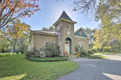 Renovated WV Schoolhouse History Buffs Heaven! in Kearneysville, USA