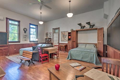 Renovated WV Schoolhouse History Buffs Heaven! in Kearneysville, USA