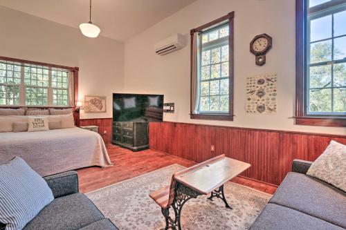 Renovated WV Schoolhouse History Buffs Heaven! in Kearneysville, USA
