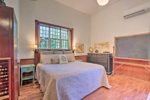 Renovated WV Schoolhouse History Buffs Heaven! in Kearneysville, USA
