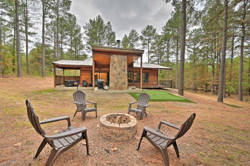 Broken Bow Cabin with Hot Tub 6 Mi to Lake! in Stephens Gap, Vereinigte Staaten von Amerika