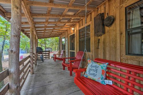 Wright City Cabin with Fire Pit and Forest Views! in Wright City, Vereinigte Staaten von Amerika