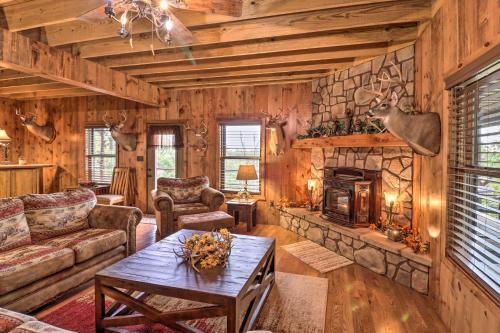 B&B Hardy - Quiet and Rustic Cabin with Fire Pit on 20 Acres! - Bed and Breakfast Hardy