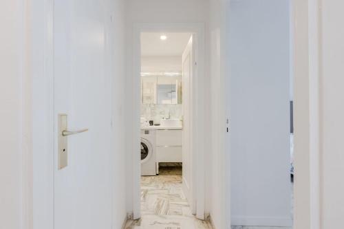 Renovated 3-Room Apartment in a Leafy Park - image 2