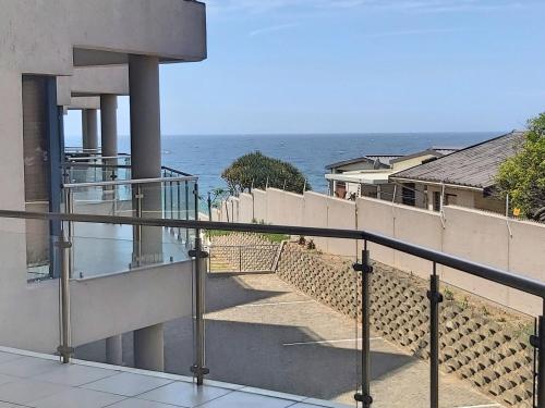 Whale Rock, Modern Beachfront Apartment