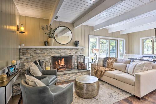 Arrowhead Retreat with Luxe Furnishings and Lake Views in Lake Arrowhead, USA