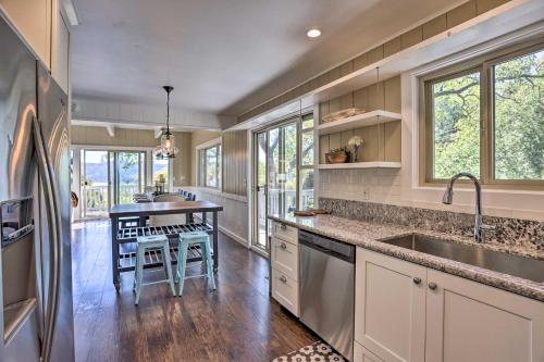 Arrowhead Retreat with Luxe Furnishings and Lake Views in Lake Arrowhead, USA