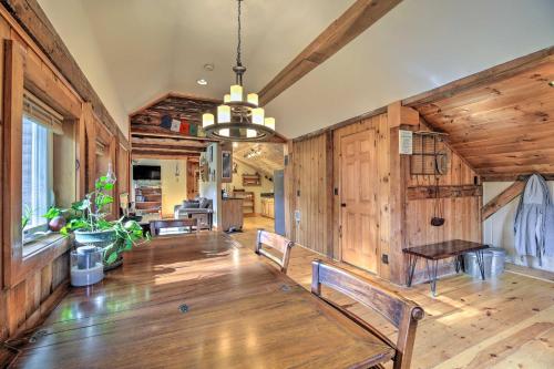 Cambridge Cabin Less Than 2 Mi to Smugglers Notch! in Jeffersonville, USA