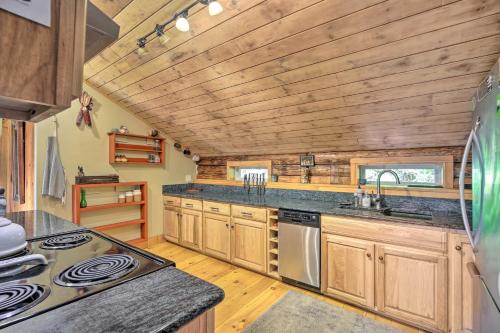 Cambridge Cabin < 2 Mi to Smugglers' Notch! in Džefersonvila (VT)