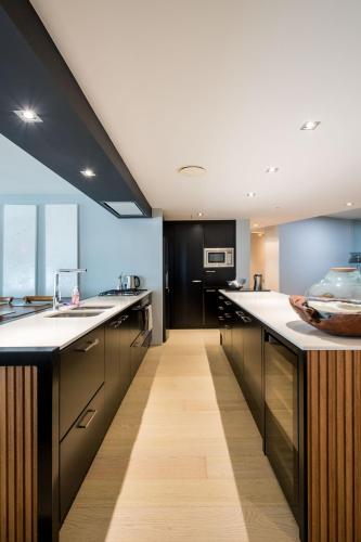 Q1 BEACHFRONT LUXURY / SURFERS PARADISE