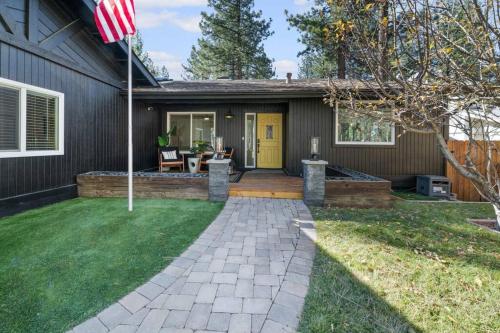Modern Split Level Cabin -Hot Tub & Game Room detail