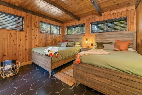 Modern Split Level Cabin -Hot Tub & Game Room detail