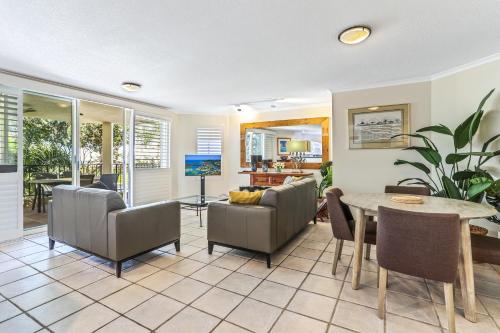 Two-Bedroom Apartment room in Delightful apartment close to the beach Sunshine Beach