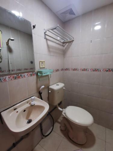 Bathroom, OYO 90086 My Seven Days Inn in Masai