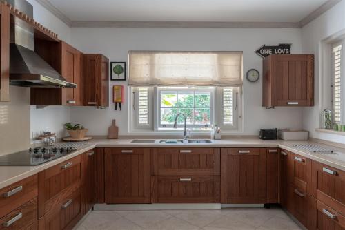 Shimmers, stunning, stylish West Coast Villa, Saint Peter (foto 5)