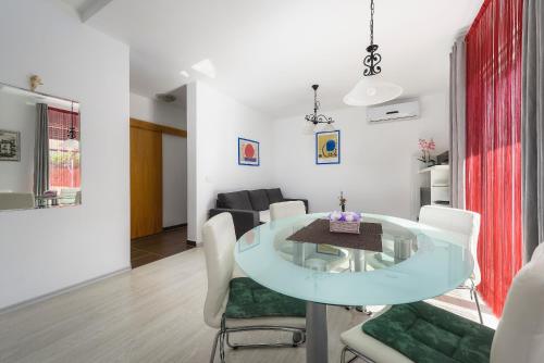 MIRJANA house with apartments in Duba