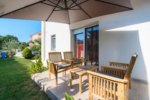 MIRJANA house with apartments in Duba