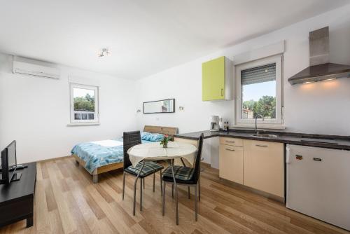 MIRJANA house with apartments in Duba
