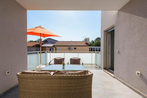 MIRJANA house with apartments in Duba