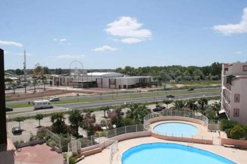Apt with balcony and swimming pool near the sea
