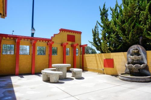 陽台/露台, 使命酒店及套房-海沃德 (Mission Inn and Suites - Hayward) in 海沃德 (CA)