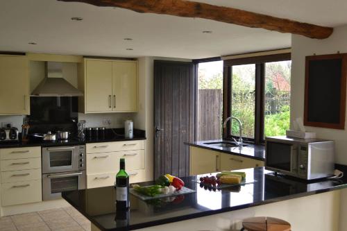 Lower Curscombe Barn - Beautiful 400-year-old threshing barn. Pet-friendly. in Feniton