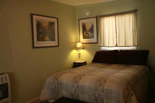 1 queen bed, 1 twin bed, 1 futon bed
