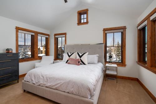 Five-Bedroom House image 3