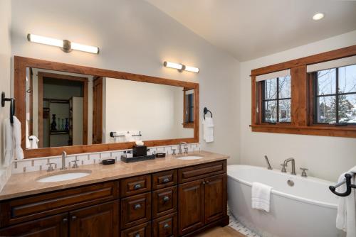 Five-Bedroom House image 9