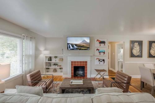 Charming 2 BR 1 BA with outdoor patio and grill close to downtown in Hill N Dale