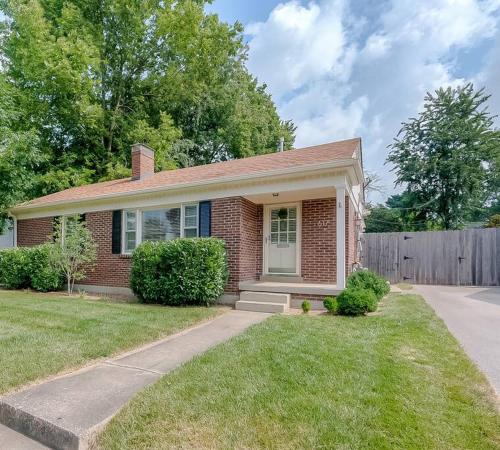 Charming 2 BR 1 BA with outdoor patio and grill close to downtown in Hill N Dale