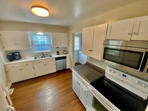 Charming 2 BR 1 BA with outdoor patio and grill close to downtown in Hill N Dale