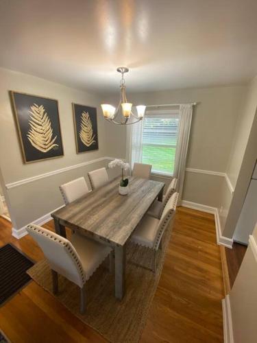 Charming 2 BR 1 BA with outdoor patio and grill close to downtown in Hill N Dale