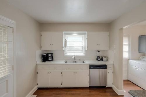 Charming 2 BR 1 BA with outdoor patio and grill close to downtown in Hill N Dale