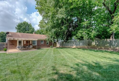 Charming 2 BR 1 BA with outdoor patio and grill close to downtown in Hill N Dale