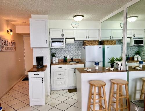 Beach Daze - Ocean front at Symphony Beach Club! in Ormond Beach, USA