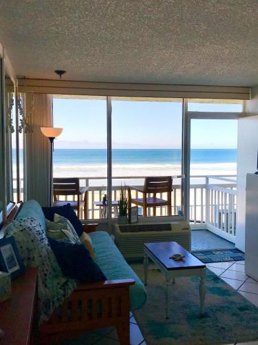 Beach Daze - Ocean front at Symphony Beach Club! in Ormond Beach, USA